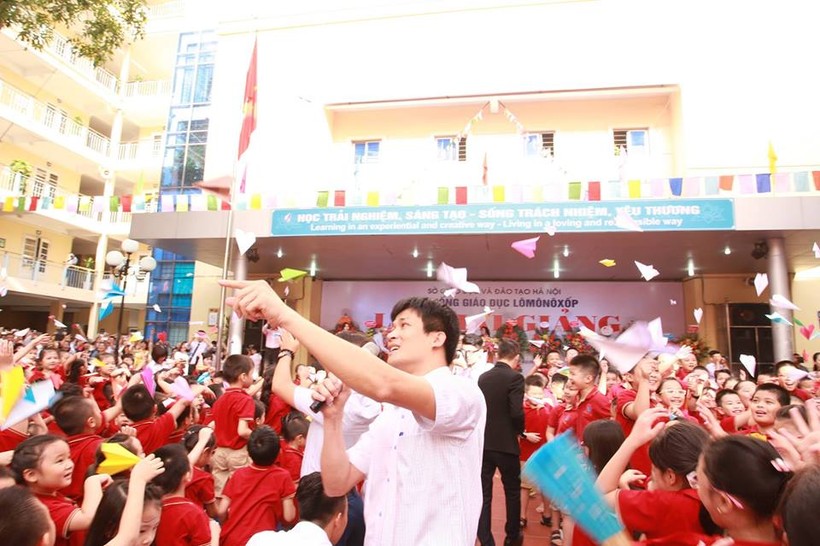 Thầy Hiệu trưởng Nguyễn Quang Tùng cùng các em học sinh gấp máy bay giấy ước mơ trong ngày khai giảng năm học 2017 - 2018