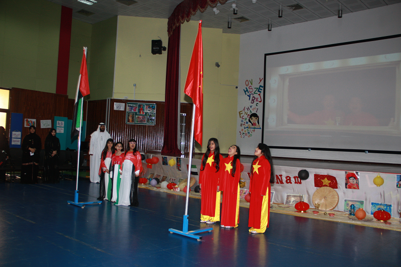 Quốc kỳ Việt Nam tung tay tại Lễ trao giải Kỳ thi tay nghề thế giới lần thứ 44