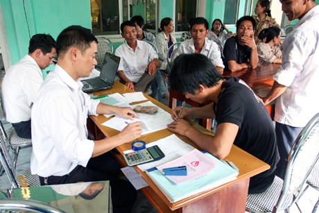 Cán bộ Ngân hàng Chính sách xã hội huyện Đầm Hà làm thủ tục vay vốn cho học sinh, sinh viên