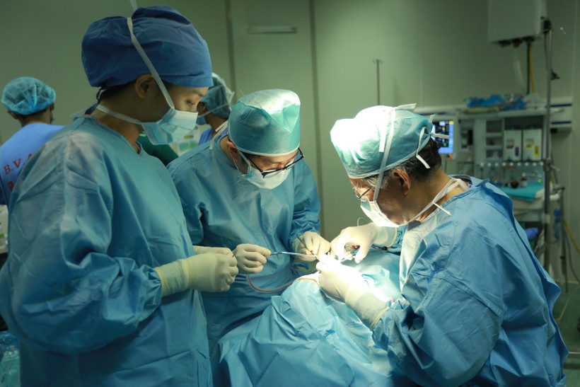 Các giáo sư Bệnh viện Samsung Seoul Hàn Quốc trực tiếp phẫu thuật cho bệnh nhân