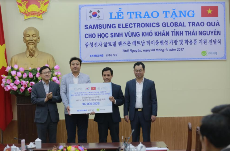 Đại diện Samsung trao quà cho đại diện Sở GD&ĐT tỉnh Thái Nguyên