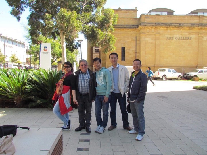 Từ trái sang: Đào Thị Hằng, thầy Peter và các bạn trong thời gian du học Úc