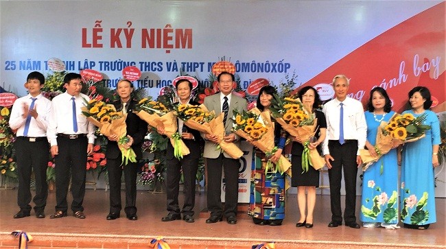 Lãnh đạo nhà trường tặng hoa tri ân các cựu giáo viên 