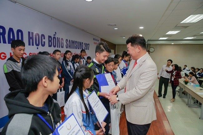 Phó Tổng Giám đốc Samsung Việt Nam Bang Hyunwoo trao học bổng cho các em học sinh
