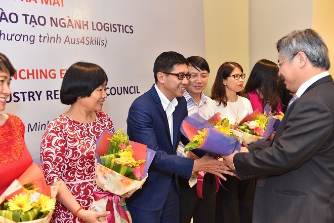 Ông Nguyễn Hồng Minh - Tổng Cục trưởng Tổng Cục Giáo dục nghề nghiệp (Bộ LĐ-TB&XH) tặng hoa các thành viên Ban Tư vấn