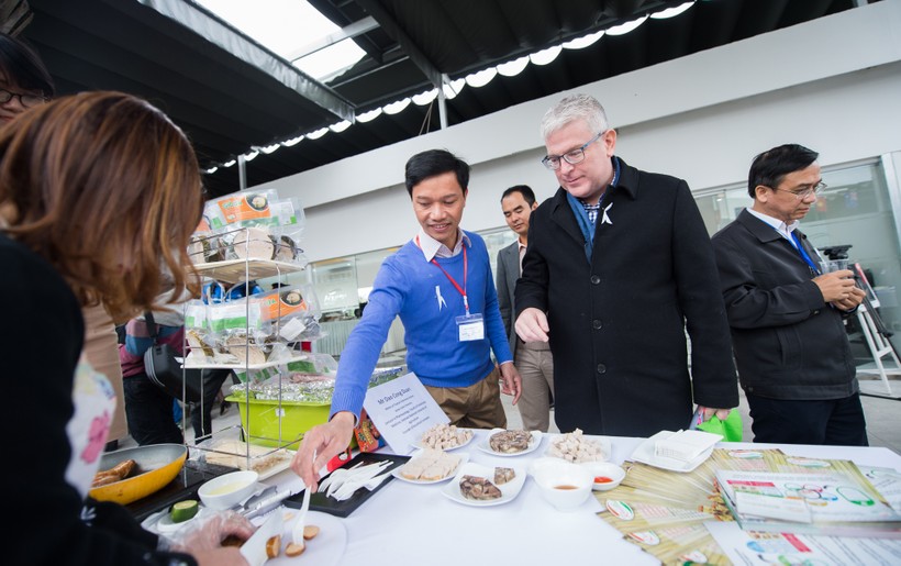Đại sứ Craig Chittick trao đổi với cựu du học sinh Việt Nam du học theo học bổng Chính phủ Australia về các sản phẩm khởi nghiệp