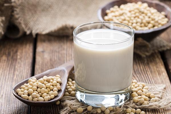 Sữa đậu nành là thức uống tự nhiên có khả năng ngăn ngừa lão hóa giúp trẻ hóa làn da từ sâu bên trong hiệu nghiệm - Ảnh: Internet