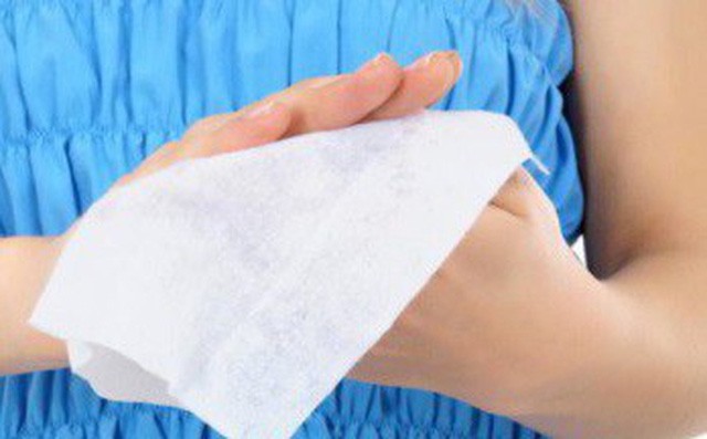 Đi vệ sinh xong nên dùng khăn giấy hay máy sấy khô tay: Câu trả lời không phải ai cũng biết