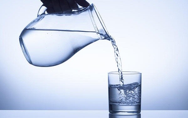 Chuyên gia cảnh báo uống quá nhiều nước cùng một lúc có thể gây ngộ độc và tử vong nếu không được cấp cứu kịp thời.