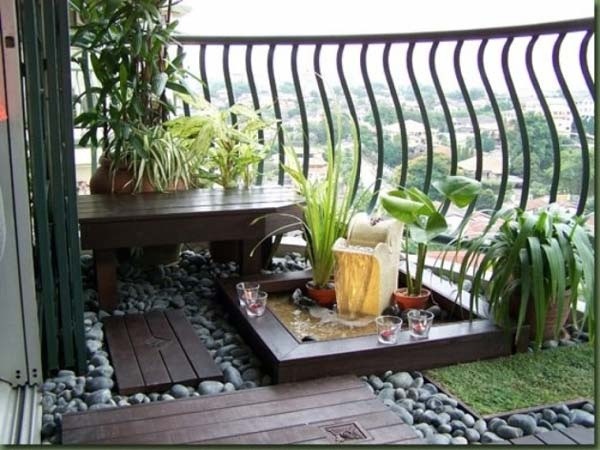 Với ban công nhỏ, diện tích chỉ hơn 1m2, bạn vẫn có thể sắp xếp bàn, ghế nhỏ, bình hoa, cây cảnh và cả cốc nến để trò chuyện, nhâm nhi chén trà khi màn đêm buông xuống.