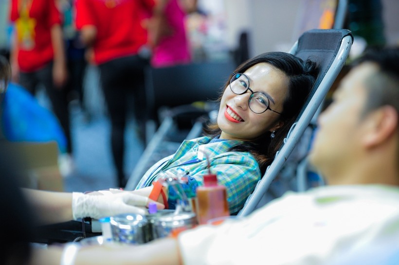Nhân viên Samsung hiến máu tại chương trình Chung dòng máu Việt - Tiếp lửa thanh xuân