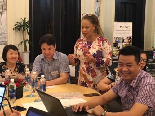 Chuyên gia giáo dục Tami Harriot cùng các học viên đến từ ĐH Thái Nguyên trong một buổi làm việc nhóm