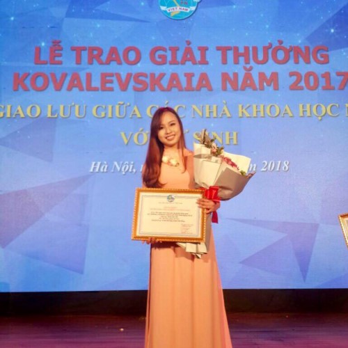 Vũ Anh Phương nhận giấy khen và tài trợ từ Quỹ giải thưởng Kovalevskaia  của Hội Liên hiệp Phụ nữ Việt Nam cho công trình Nghiên cứu khoa học