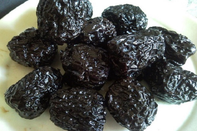 Táo đen là một trong 6 loại thực phẩm màu đen là thần dược cho thận. (Nguồn ảnh: Internet).