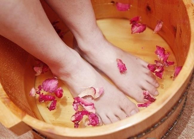 Ngâm chân không chỉ giúp chân bạn đẹp hơn mà còn giúp bài trừ độc tố cho cơ thể của bạn nữa.