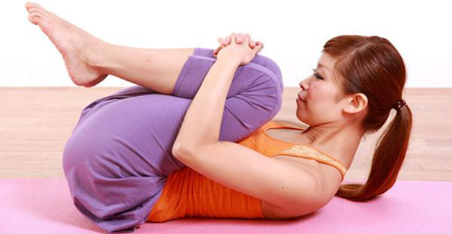 Tư thế yoga thai nhi trong bụng mẹ hỗ trợ giảm cân, trẻ hóa cơ thể – Ảnh: Internet