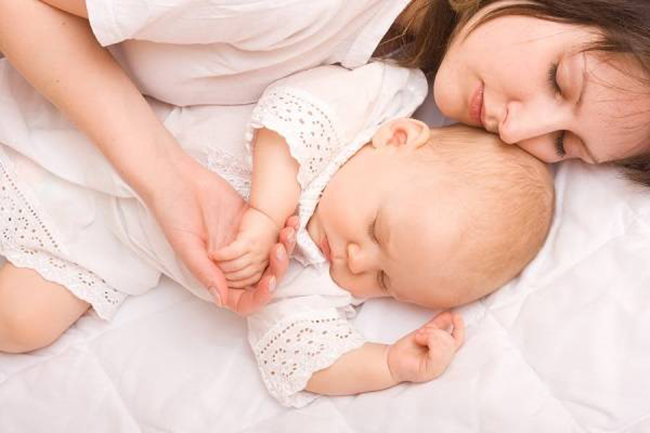 Bất cứ ai ngủ với trẻ trước 3 tuổi sẽ quyết định tính cách cả đời của chúng, các mẹ đừng xem nhẹ!