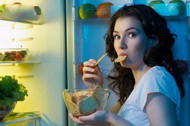 Bác sĩ chỉ ra 4 sai lầm khi ăn tối gây hại lớn đến sức khỏe, có thể chính bạn cũng mắc!