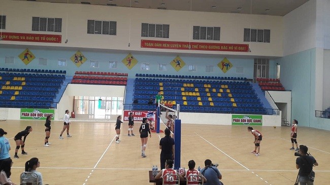 Các vận động viên bóng chuyền Hoa Kỳ và Việt Nam trong trân đấu giao hữu tại Đức Giang, Hà Nội