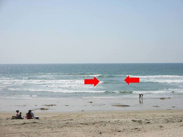 Một đoạn đứt gãy trong cơn sóng cũng là dấu hiệu nhận biết của dòng chảy xa bờ.