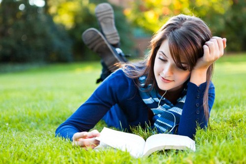 Cần chú trọng rèn luyện cho mình những thói quen tốt như đọc sách để mở mang đầu óc, hoặc ngồi thiền cho nội tâm thanh tịnh. (Ảnh: dkn.tv)