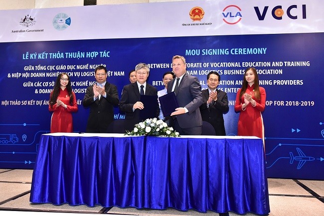   Ông Nguyễn Tân Thành - Phó Chủ tịch VCCI và ông Michael Sadlon - Giám đốc Aus4Skills ký kết thỏa thuận hợp tác
