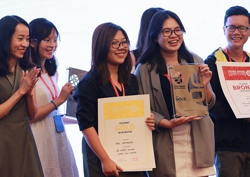 Sinh viên Lê Hồng Nhung và Lương Thu Trang với niềm vui chiến thắng