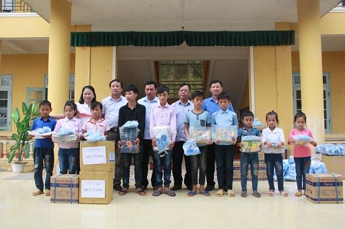 Đoàn từ thiện báo Giáo dục và Thời đại và các em học sinh Trường Tiểu học và THCS Hồng Thái (xã Hồng Thái, huyện Na Hang, Tuyên Quang)