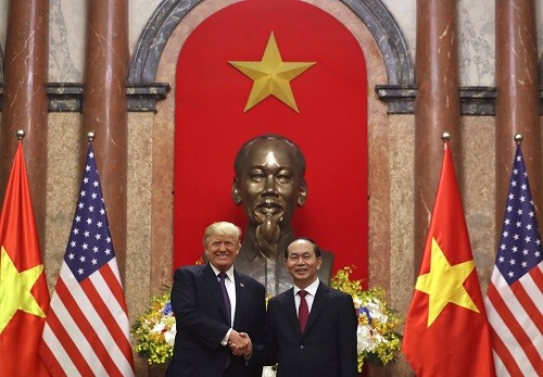 Chủ tịch nước Trần Đại Quang tiếp đón Tổng thống Donald J. Trump tại Phủ Chủ tịch, Hà Nội tháng 11 năm 2017.