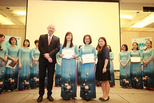 TS Vũ Thị Thanh Thủy (thứ hai từ trái sang) nhận chứng chỉ sau khi kết thúc khóa học ngắn hạn “Hành trình hỗ trợ lãnh đạo nữ” 