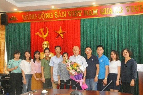 Ông Sadanori Watanabe (người đồng sáng lập Quỹ học bổng Watanabe - Kanda) và bà Vũ Thị Kim Nhung thăm các cán bộ, giảng viên và cựu sinh viên ĐH Thái Nguyên