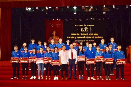Đồng chí Chẩu Văn Lâm -  Bí thư Tỉnh ủy tỉnh Tuyên Quang và các tân sinh viên nhận học bổng "Tân Trào tiếp sức đến trường"  