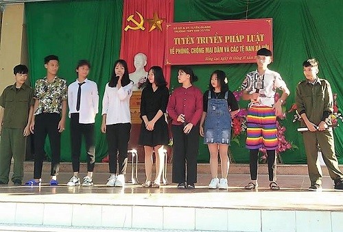 Các em học sinh lớp 11 B3 Trường THPT Kim Xuyên (Tuyên Quang) với tiểu phẩm “Quỳnh Búp bê phiên bản 2018”
