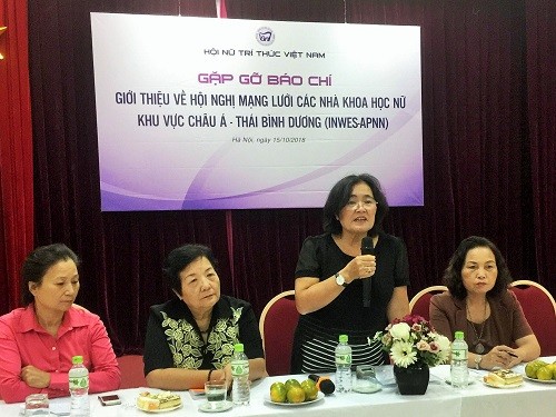 TS Phạm Thị Mỵ - Phó Chủ tịch Hội Nữ Trí thức Việt Nam thông tin về Hội nghị Mạng lưới các nhà khoa học nữ châu Á - Thái Bình dương