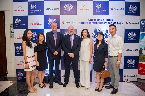 Đại diện Đại sứ quán Anh cùng các cựu sinh viên, doanh nghiệp tại sự kiện