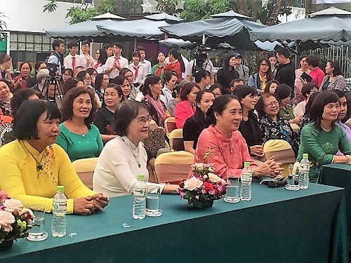 Các nhà khoa học nữ và các Hội viên Hội Liên hiệp Phụ nữ Việt Nam, Hội Nữ Trí thức Việt Nam cùng về dự lễ khai mạc triển lãm “Cháy mãi những đam mê”