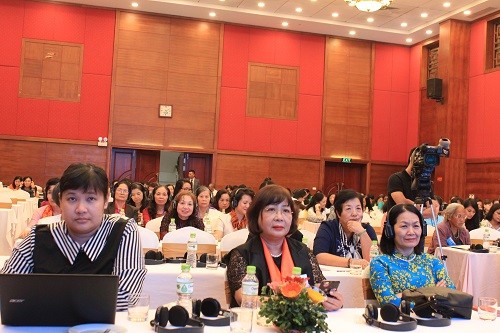 Các đại biểu dự Hội nghị lắng nghe nội dung Tuyên bố Hà Nội