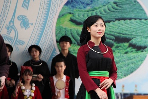 Nữ sinh trường THPT Chuyên trong trang phục dân tộc