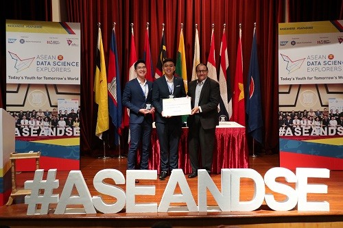 Ông S. Iswaran - Bộ trưởng Bộ Thông tin và Truyền thông  Singapore - trao giải cho đội thắng cuộc.