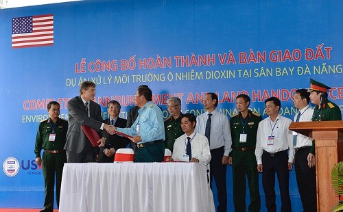 Đại sứ Hoa Kỳ tại Việt Nam Daniel J. Kritenbrink và Thứ trưởng Bộ Quốc phòng Việt Nam Nguyễn Chí Vịnh chứng kiến lễ ký thỏa thuận bàn giao