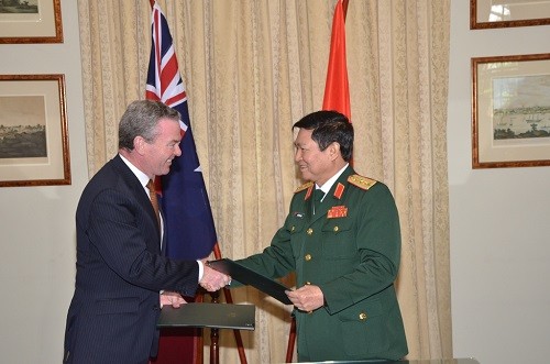 Hai Bộ trưởng Quốc phòng Australia - Việt Nam trao đổi văn kiện về tuyên bố chung vừa ký kết