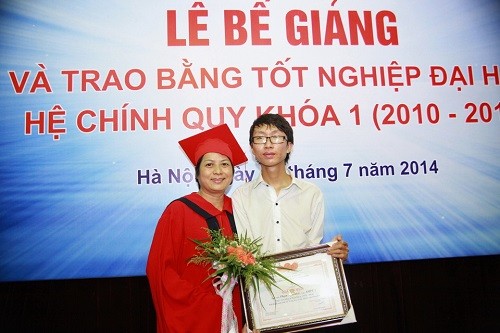 Anh Phạm Ngọc Hải và cô giáo Nguyễn Thái Nhạn trong Lễ tốt nghiệp ĐH tại Việt Nam