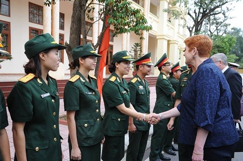 Bộ trưởng Australia Marise Payne thăm Đơn vị 871 và gặp gỡ với các học viện hiện đang theo học tiếng Anh trong khuôn khổ Chương trình Hợp tác Quốc phòng Australia - Việt Nam và một số cán bộ của Trung tâm Gìn giữ hòa bình Việt Nam.