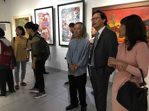 Thứ trưởng Bộ Xây dựng Nguyễn Đình Toàn và hoạ sĩ Lương Xuân Đoàn xem triển lãm