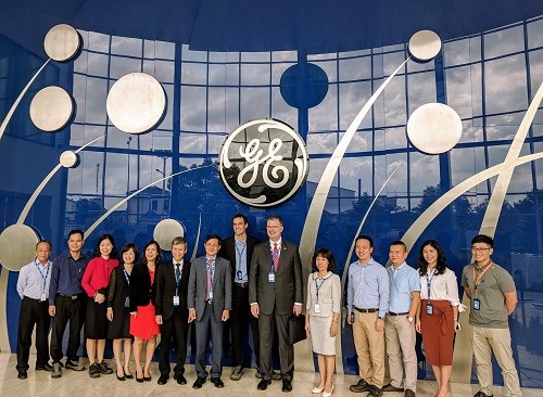 Các đại biểu thăm nhà máy ‘Thông minh” của General Electric (GE) ở Hải Phòng
