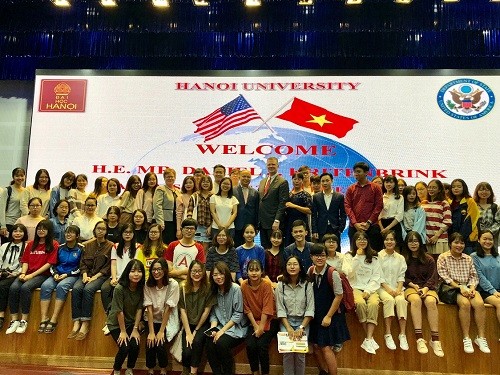 Đại sứ Hoa Kỳ tại Việt Nam Daniel J. Kritenbrink chụp ảnh kỉ niệm cùng sinh viên và giảng viên Trường ĐH Hà Nội