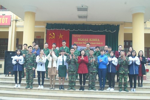 Các cán bộ, chiến sĩ Đại đội C20 cùng tham gia hoạt động ngoại khóa với thầy và trò Trường THPT Xuân Huy