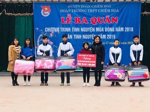 Đoàn TNCS Hồ Chí Minh Trường THPT Chiêm Hóa (huyện Chiêm Hóa, tỉnh Tuyên Quang) trao quà cho các đoàn viên khó khăn của trường