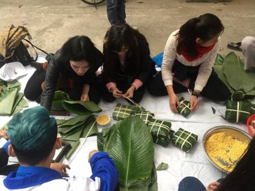 Các thành viên câu lạc bộ tự tay gói những chiếc bánh chưng tặng những người dân lao động và người vô gia cư tại Hà Nội trong mùa "Xuân yêu thương, Tết sẻ chia"