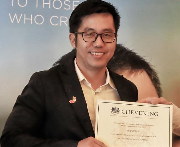 Lê Đức Quý nhận chứng nhận Chevening - Ông bố bỉm sữa thực hiện giấc mơ du học ở tuổi 33. Ảnh: UK in Vietnam